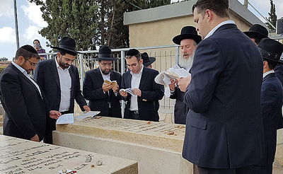 מתפללים לרפואתו בציון מרן