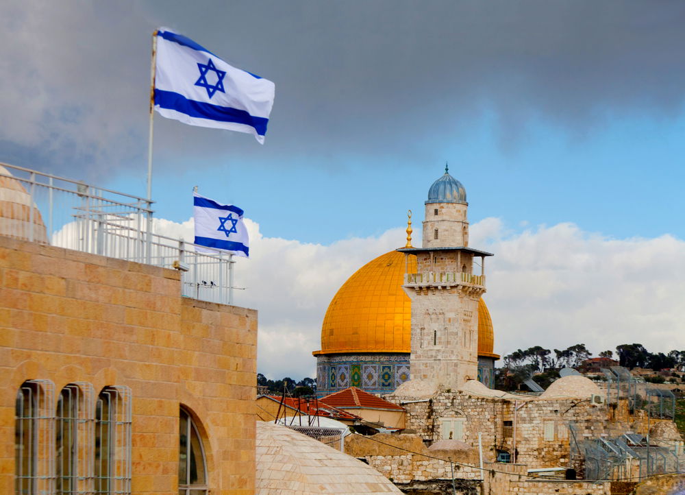 השופט שוכנע כי שהו במקום לצרכי תפילה. אילוסטרציה