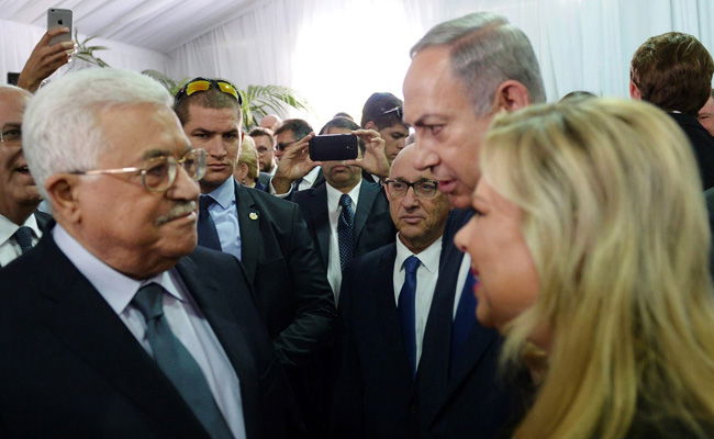 אבו מאזן עם בני הזוג נתניהו, בהלוייה