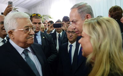 אבו מאזן עם בני הזוג נתניהו, בהלוייה