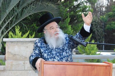 האדמו"ר ממישקולץ. שמחת בית השואבה הגדולה בישראל.