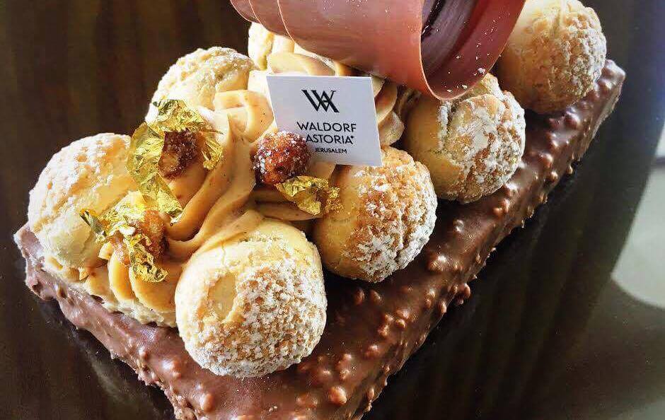 'Reine Des Abeilles': עוגת מלכת הדבורים עם דבש וקרם אגוזים