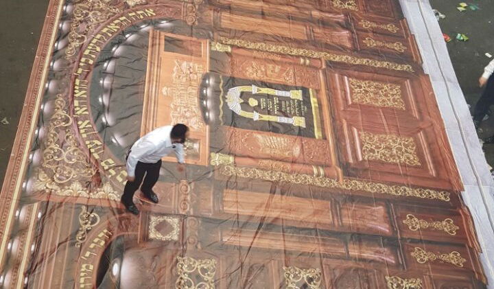 הקמת הסוכה הגדולה