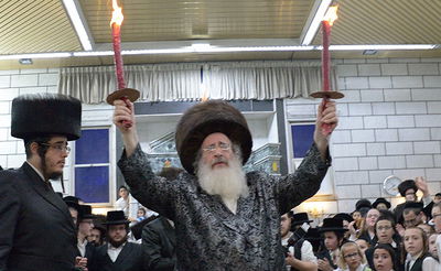 הרבי מספינקא רקד עם שני לפידים בידיו | תיעוד