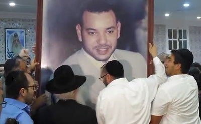 יהודי מרוקו תועדו רוקדים עם תמונת המלך • צפו​