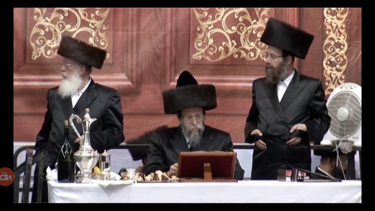 הרבי זכה לספר תורה אישי בארון קודש מגולף מצופה זהב