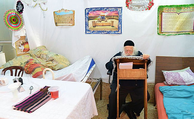 בקודש פנימה: צלם 'כיכר השבת' בסוכת מרן הגר"ח קנייבסקי