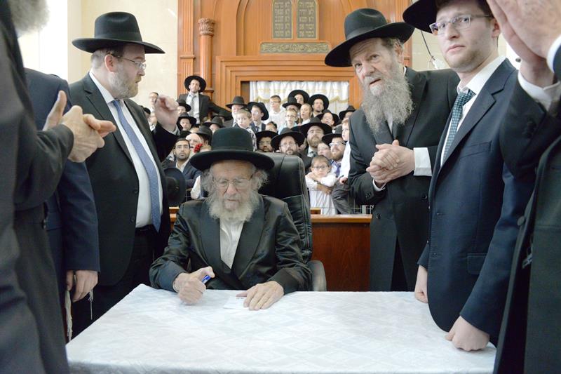 התרגשות בקהילה: הרב אדלשטיין יצא לשמחת בית השואבה