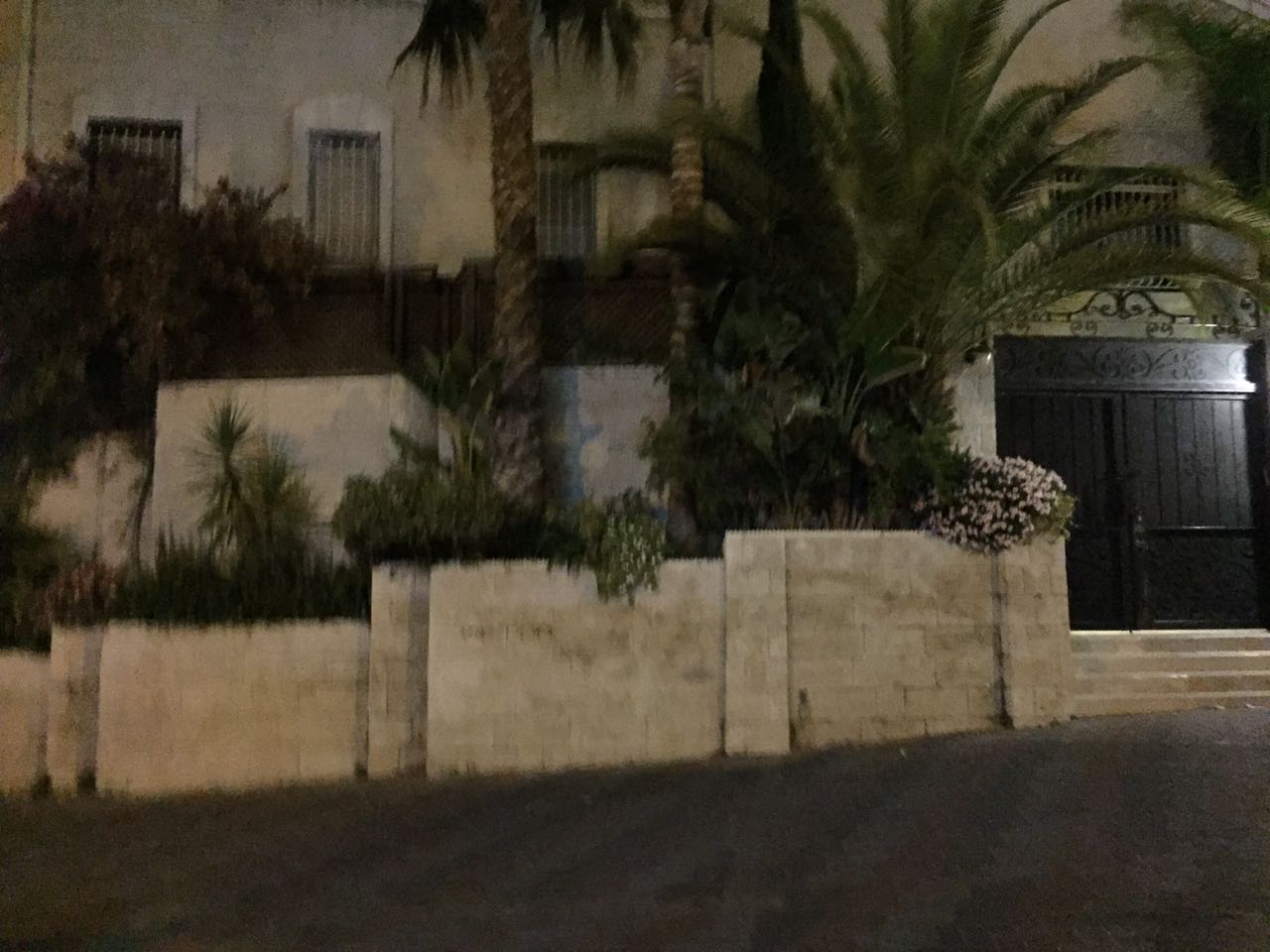 הכניסה למעונו של כ"ק האדמו"ר מבעלזא