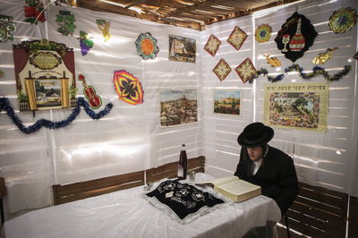 לימוד תורה בסוכה.. אילוסטרציה