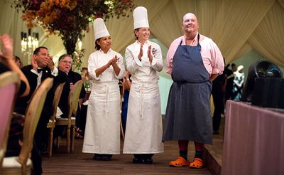 בסעודה הרשמית האחרונה של אובמה: השף הופיע בקרוקס כתומות