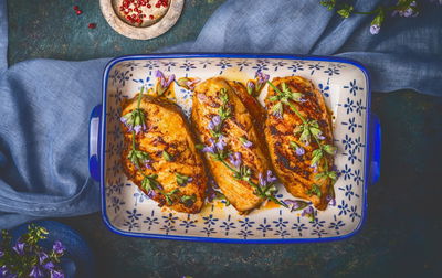 חזות עוף אפויים עם זיגוג פיקנטי