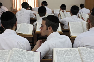 הכוללים שמכבדים את התורה, ובמיוחד את ההוגים בה