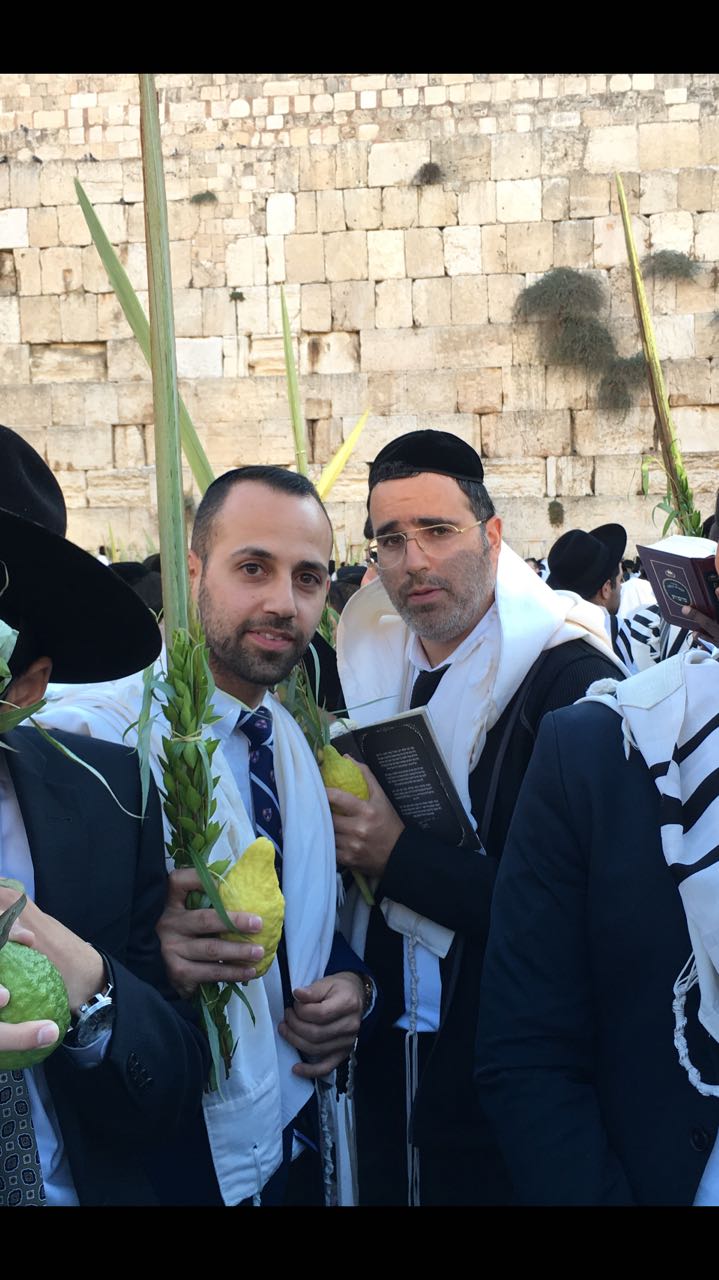 יעקב שוואקי מתחזן בכותל המערבי • צפו