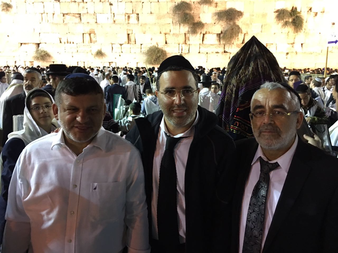 יעקב שוואקי מתחזן בכותל המערבי • צפו