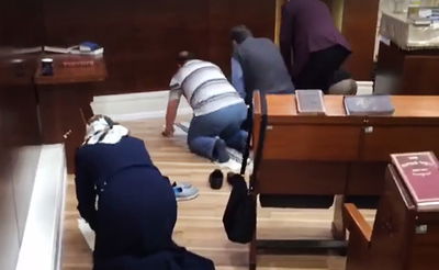 מוסלמים השתטחו על טלית בנתב"ג - וביקשו סליחה