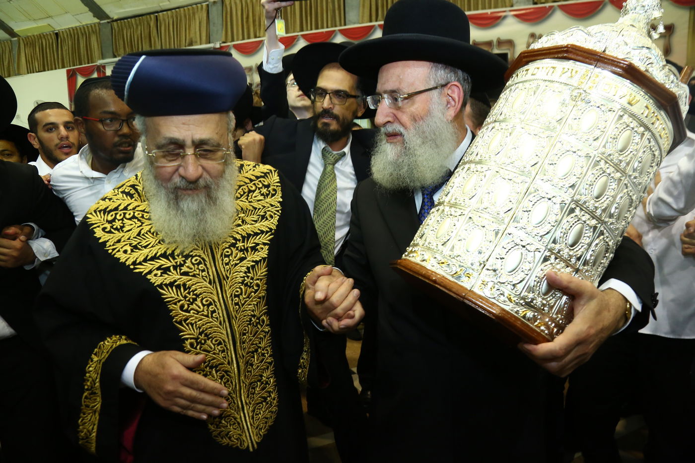 הקפות שניות עם הגאון רבי ראובן אלבז. צפו