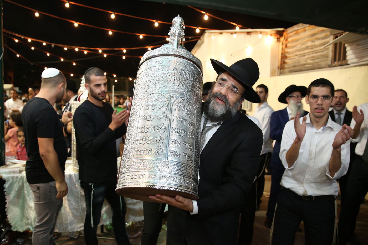 "חי בשבילכם": כשיגאל גואטה התחיל לשיר. צפו