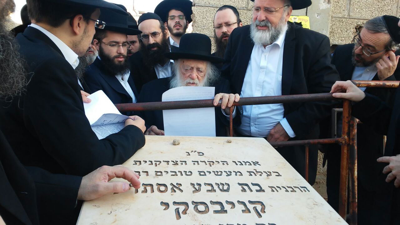 תיעוד: הגר"ח קנייבסקי עלה לקברה של רעייתו הרבנית ע"ה