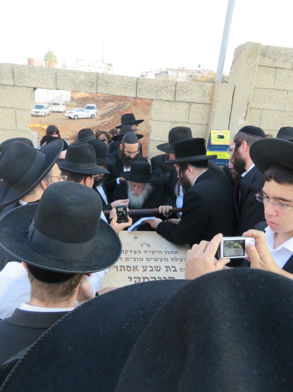 תיעוד: הגר"ח קנייבסקי עלה לקברה של רעייתו הרבנית ע"ה