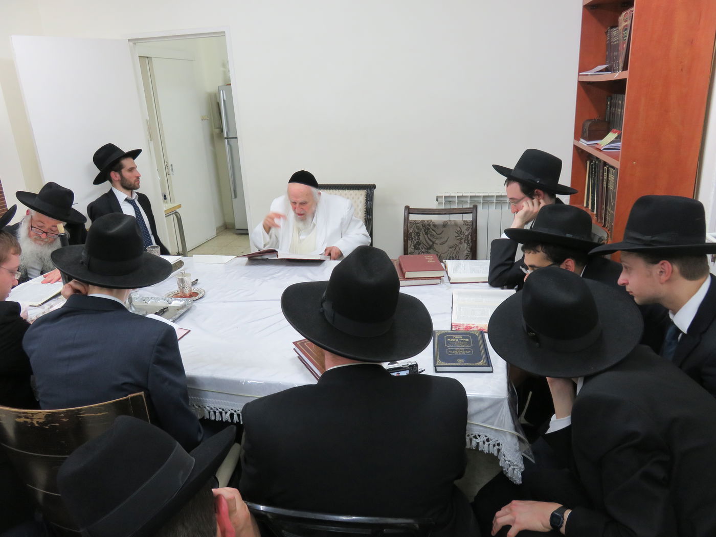 יום גדוש: שמחת התורה של הגר"ש אוירבך