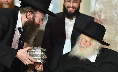 הגר"ח מעניק את קופסת האתרוג