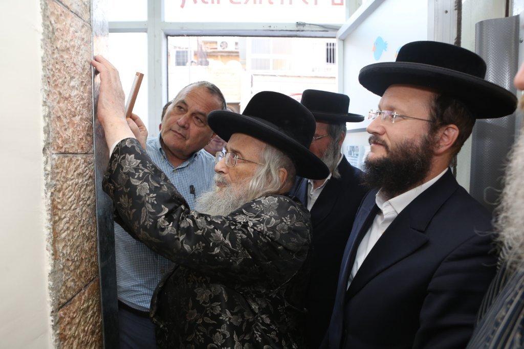 קביעת מזוזות במרפאת הילדים בגאולה