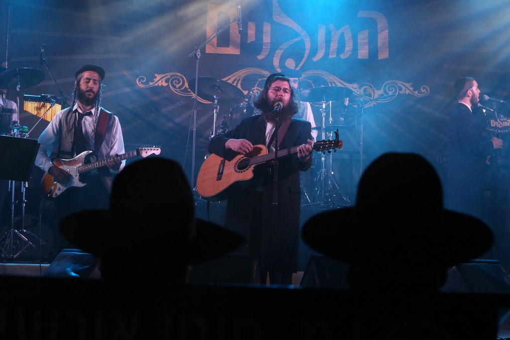 מאות בחורי ישיבה שרו עם 'המנגנים' בבית שמש • צפו