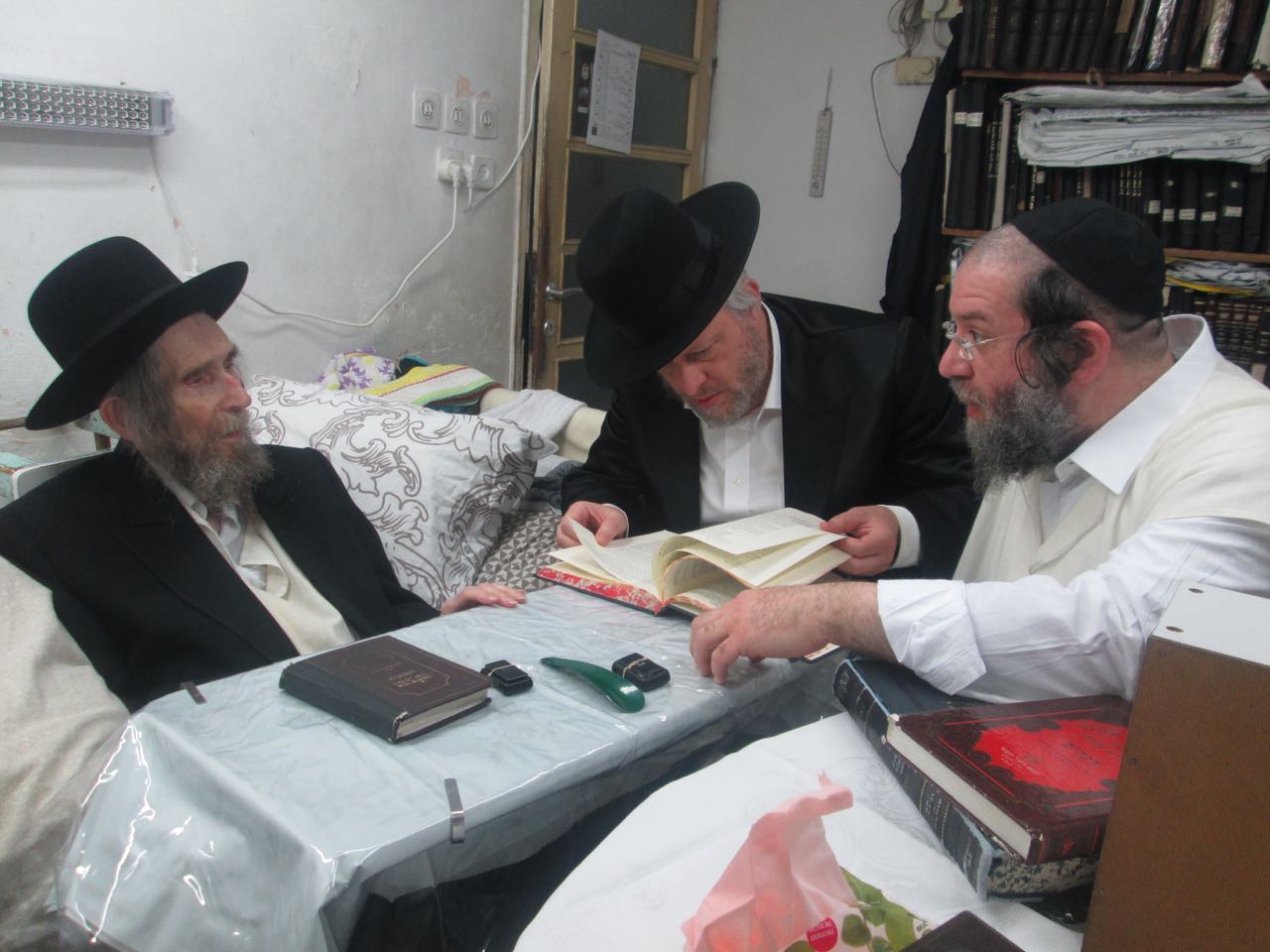 הגראי"ל: כל מי שחובש כובע וחליפה זה ראיה שהוא בסדר?