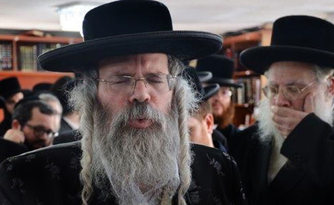 צפו: האדמו"רים נפרדו בדמעות מהרבנית מראחוב