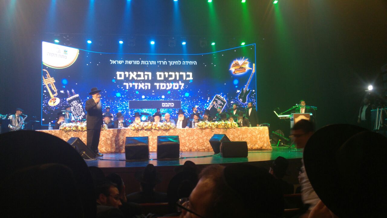 מרדכי בן דוד לצד ראשי הישיבות