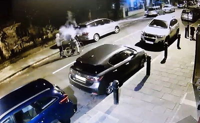 בלב השכונה היהודית: ילדות חרדיות ספגו מתקפת זיקוקים