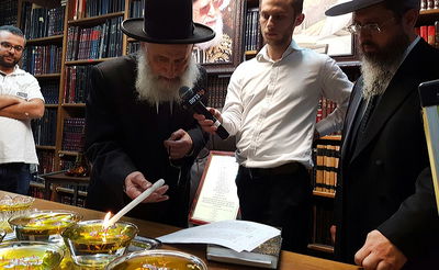 על שולחן מרן: הרב אלבז הדליק נרות לזכר פוסק הדור