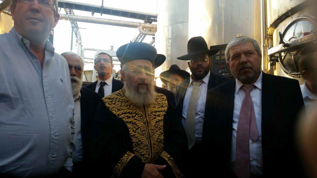 תמונות: הגר"י יוסף ביקר במפעל בכשרות 'בית יוסף'
