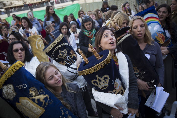 ספרי תורה בידי נשים