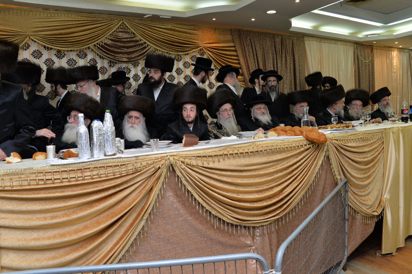 צפו בגלריה: הרבי ממחנובקא-בעלזא חיתן נכד