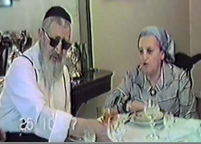 מרן הגר"ע יוסף זצ"ל והרבנית מרגלית בסעודת מצווה בברזיל