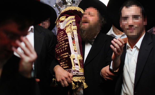 בית כנסת המריבה, "אבי עזרי"