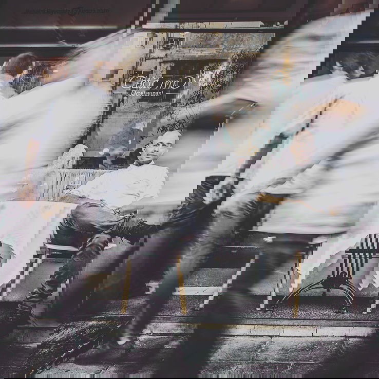 אדוני על רקע מסעדת "כתית"