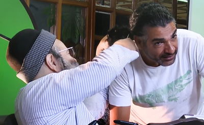 צפו: נכנס להרצאה של הרב אמנון יצחק עם קוקו; יצא עם כיפה וציצית