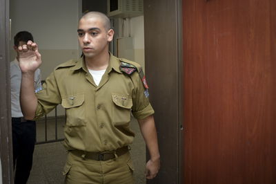 אלאור אזריה בפתח בית הדין. ארכיון