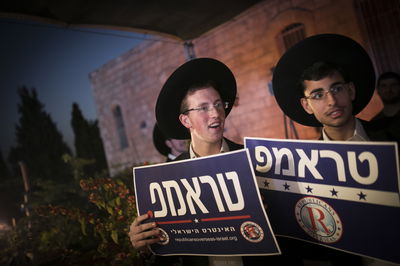 צעירים חרדים עם שלטי טראמפ. אילוסטרציה