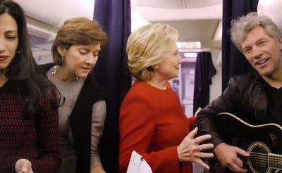 מדוע קלינטון וצוות הקמפיין "קפאו" באמצע המטוס?