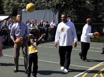 אובמה עם אחד מתחביביו הגדולים