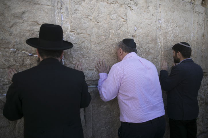 ח"כ אמסלם מתפלל בכותל, הבוקר