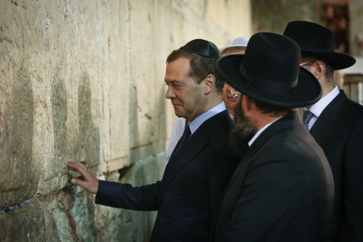 ראש ממשלת רוסיה ביקר בכותל המערבי | צפו