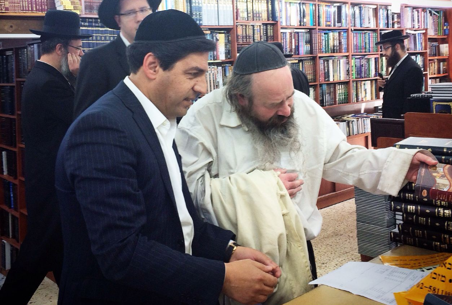 צפו: המקובל רבי יעקב עדס בחנות הספרים במא"ש