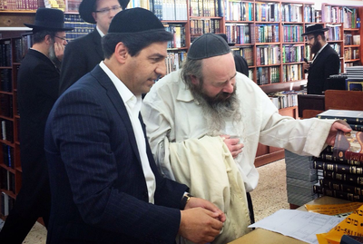 צפו: המקובל רבי יעקב עדס בחנות הספרים במא"ש