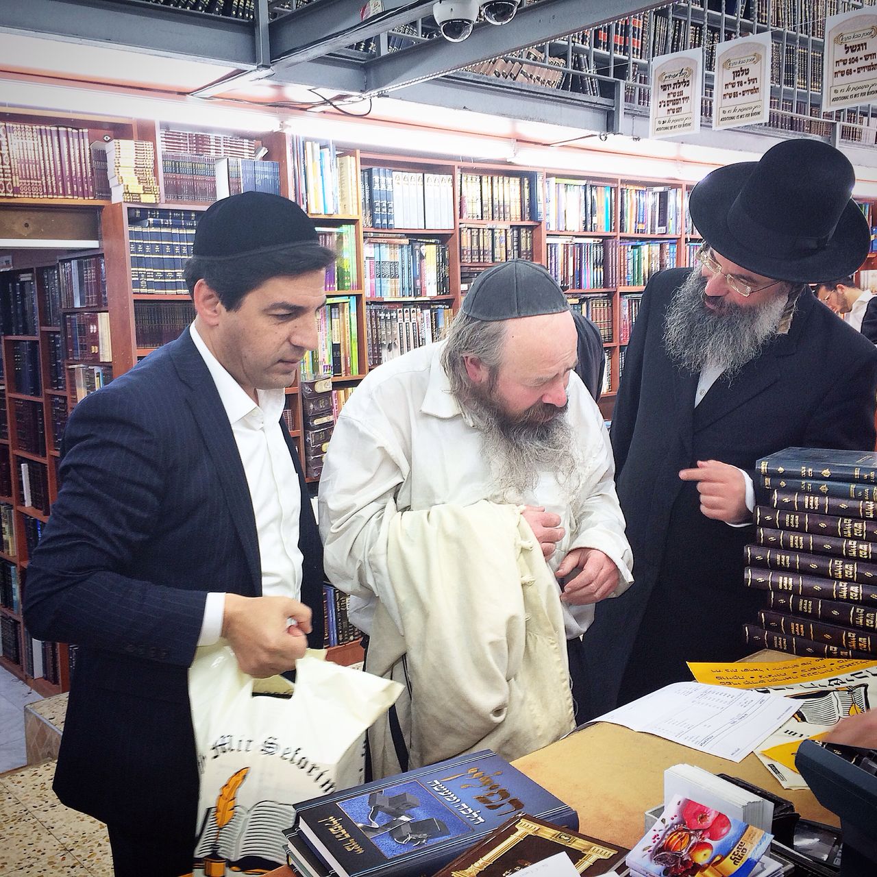 צפו: המקובל רבי יעקב עדס בחנות הספרים במא"ש