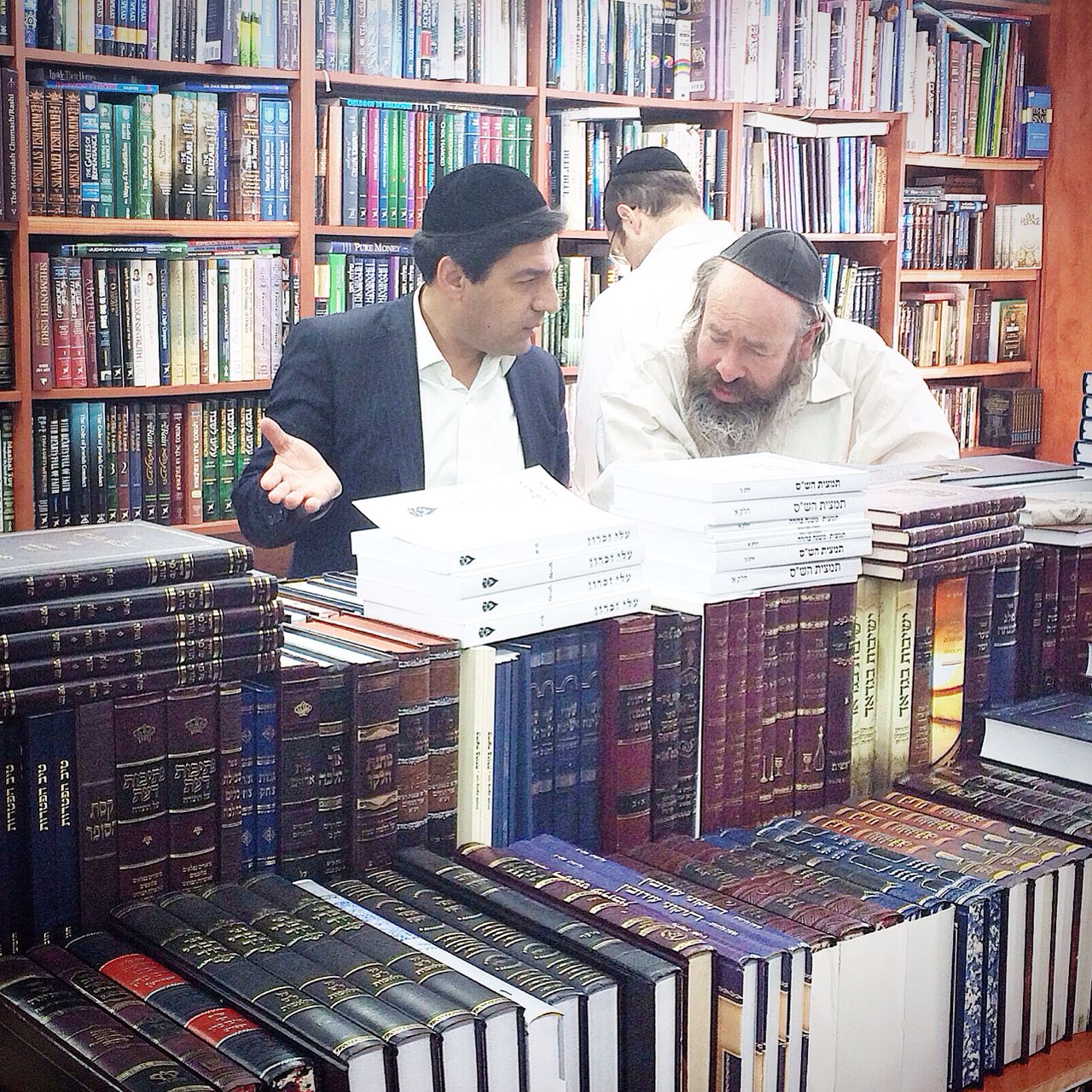 צפו: המקובל רבי יעקב עדס בחנות הספרים במא"ש